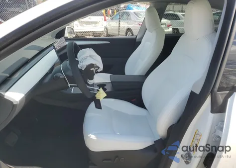 2024 Tesla Model Y Long Range Dual Motor All-Wheel Drive z USA, uszkodzony, nr VIN 7SAYGAEEXRF208493